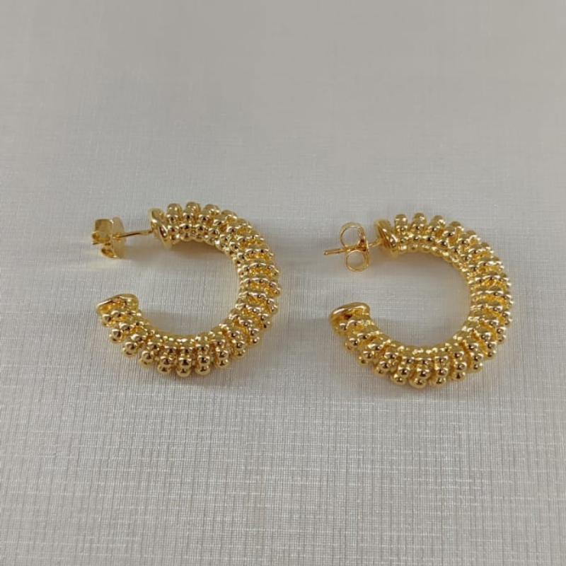 Argola Dourada Texturizada Folheada Ouro 18k Média Confortável Estilo Moderno