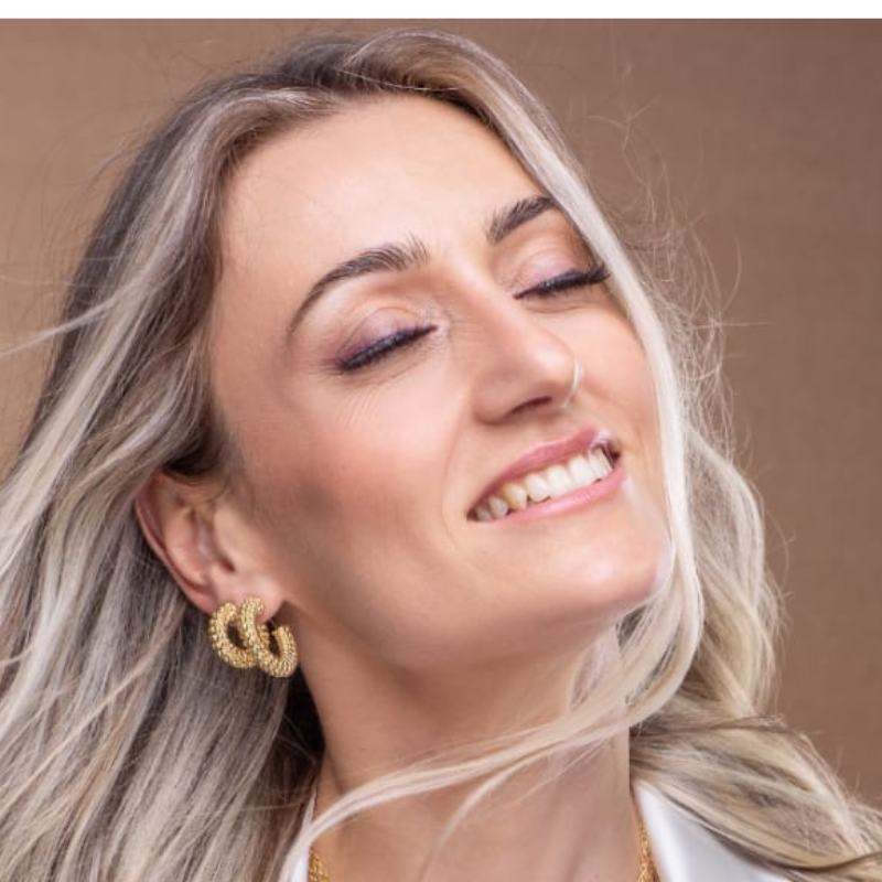 Argola Dourada Texturizada Folheada Ouro 18k Média Confortável Estilo Moderno